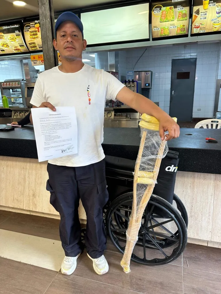 Entrega de silla de ruedas y muletas