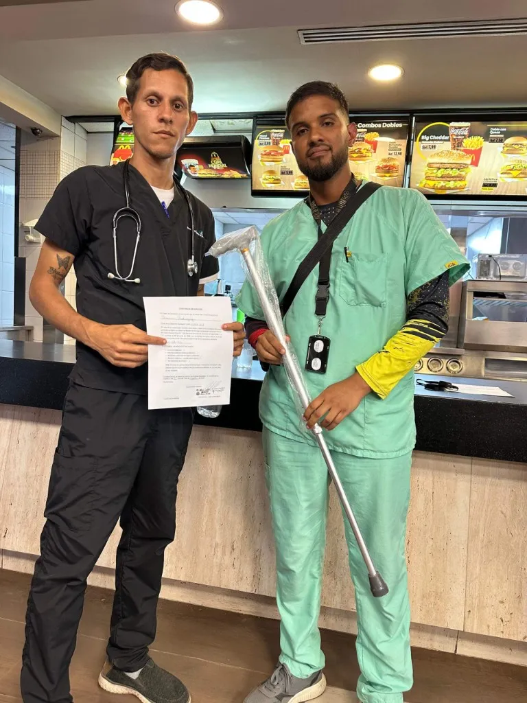 Voluntarios de GVP entregando una muleta
